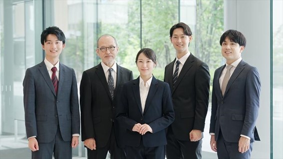 笑顔のビジネスパーソン