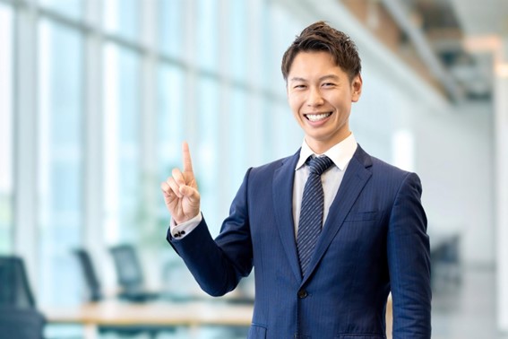 ポイントを説明する男性