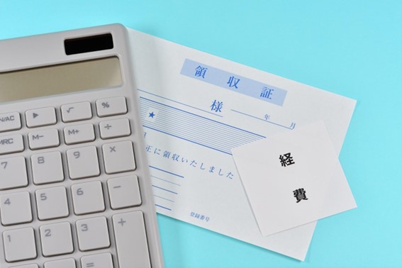 電卓と「経費」の文字