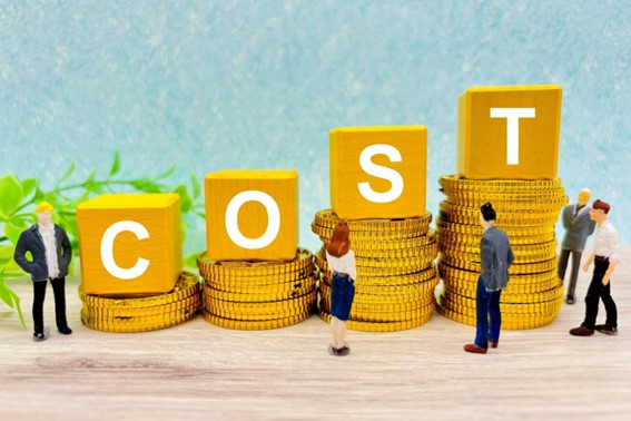 ビジネスマンと「COST」