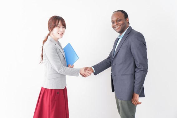 外国人スタッフと握手を交わす様子