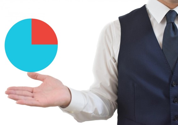 円グラフを示す男性