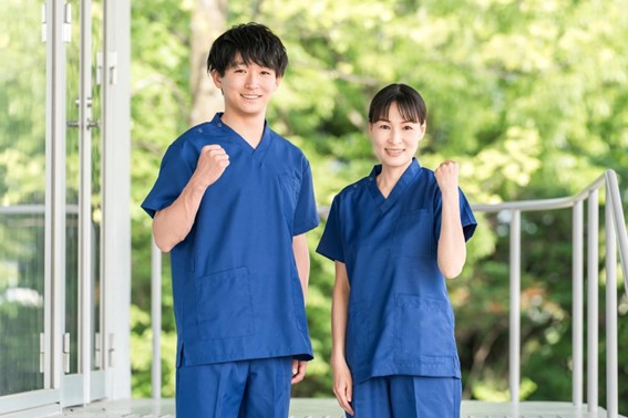 スクラブを着た男女